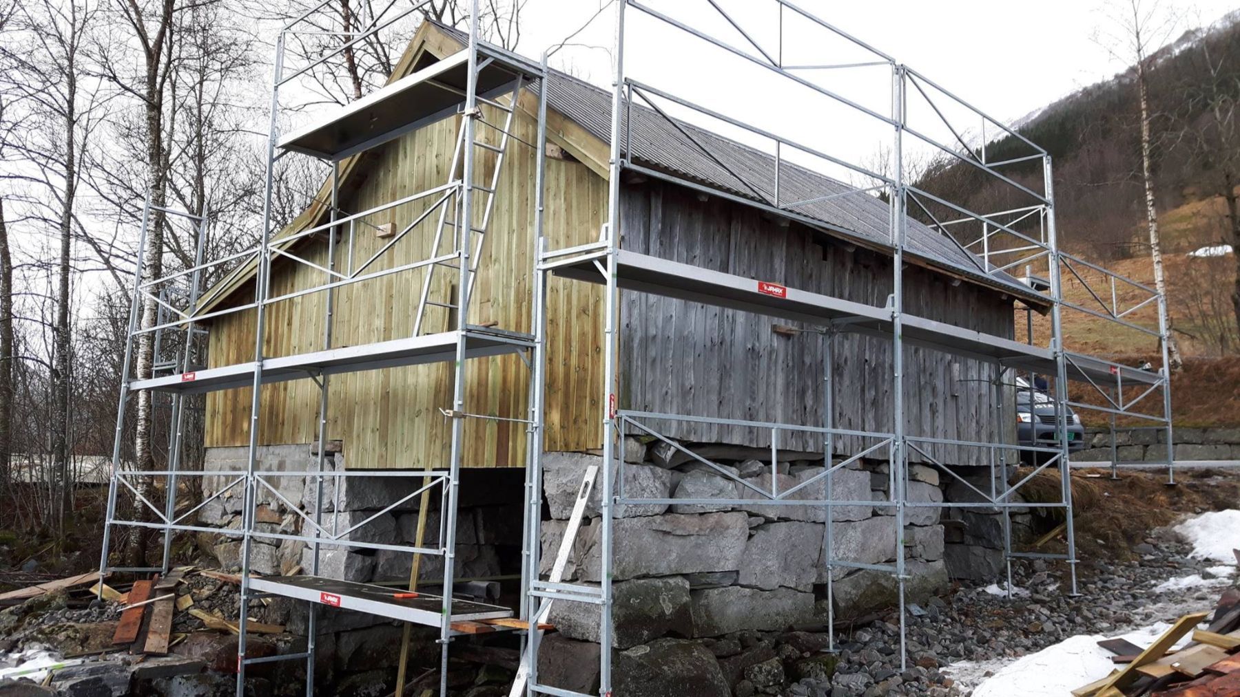 Skifting av kledning på låve