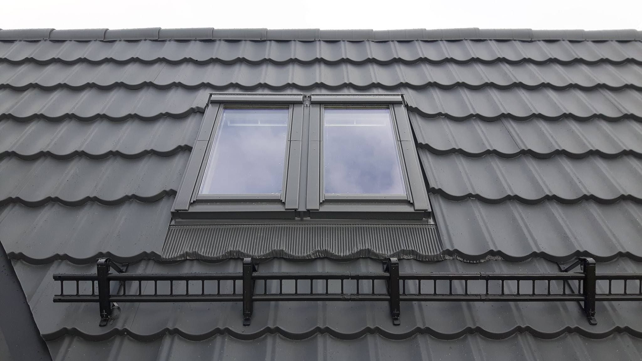 Nytt tak med svarte takplater og takvindu