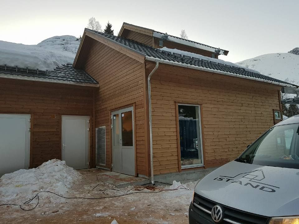 Ferdig tilbygg på hus om vinteren