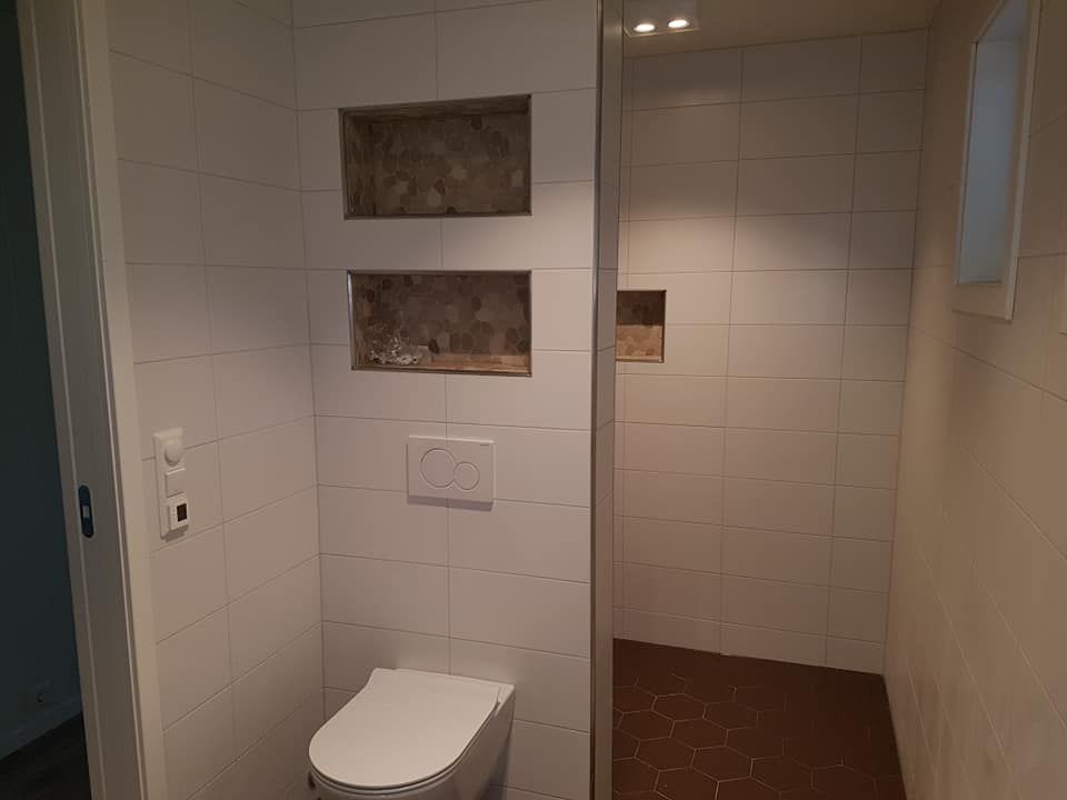 Lite, moderne bad med innebygde hyller